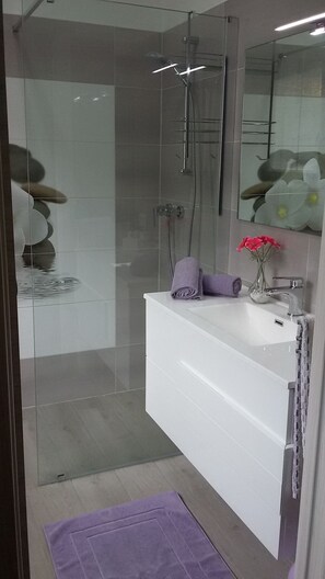 Doccia, asciugacapelli, bidet, asciugamani