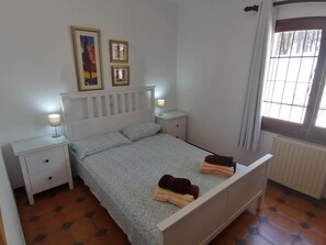 3 bedrooms, iron/ironing board, WiFi, bed sheets