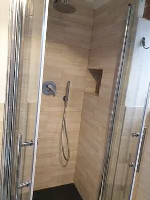 Dusche, Haartrockner, Bidet, Handtücher