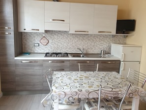 Kühlschrank, Mikrowelle, Ofen, Herdplatte