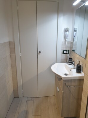 Dusche, Haartrockner, Bidet, Handtücher