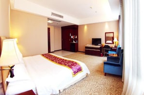 Deluxe Double Room | 1 bedroom, desk, blackout drapes, rollaway beds