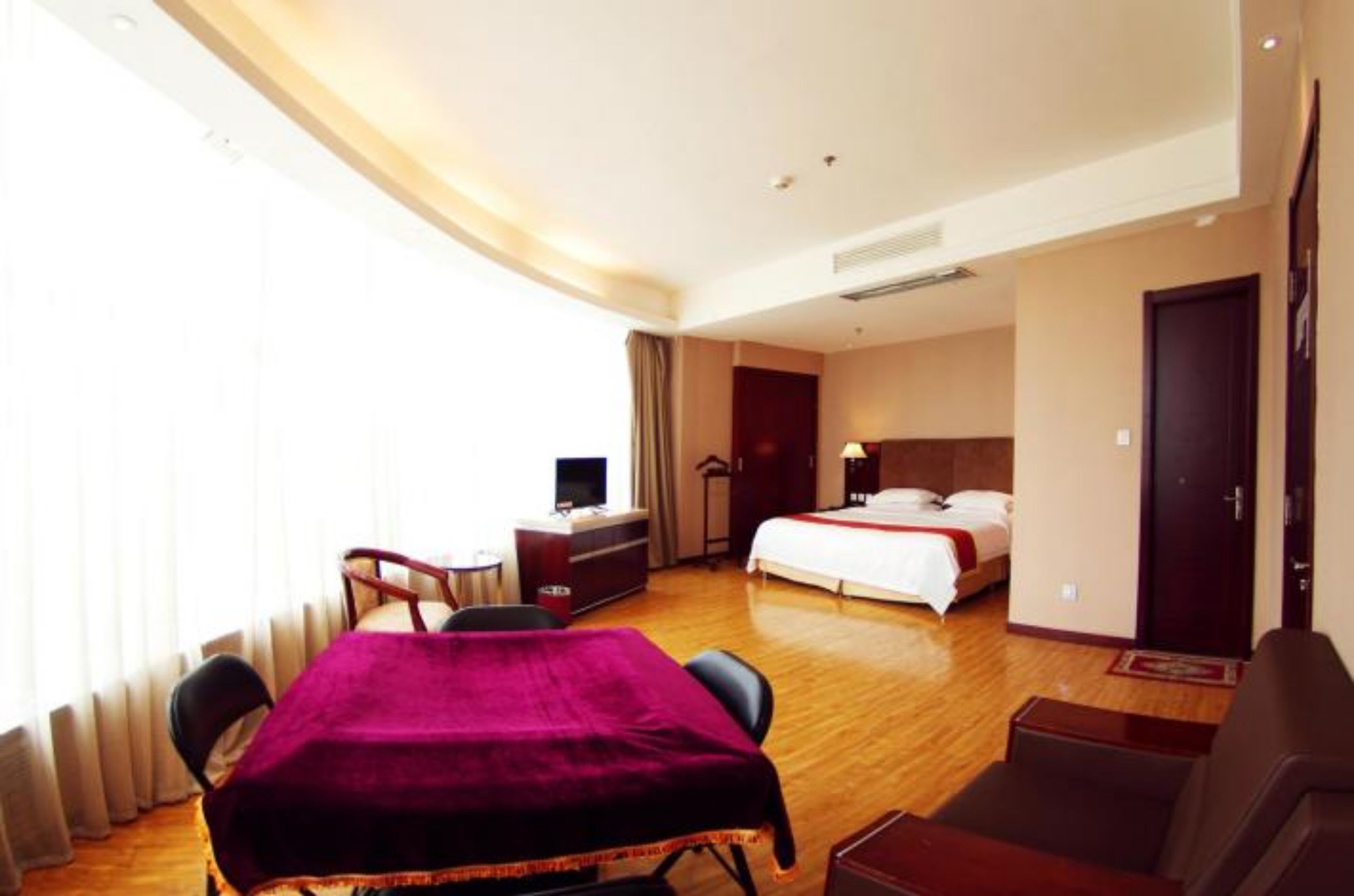 Suite | Desk, blackout drapes, rollaway beds, free WiFi