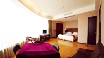 Suite | Desk, blackout drapes, rollaway beds, free WiFi