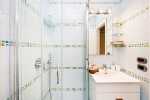 Chuveiro, secador de cabelo, bidê, toalhas de banho