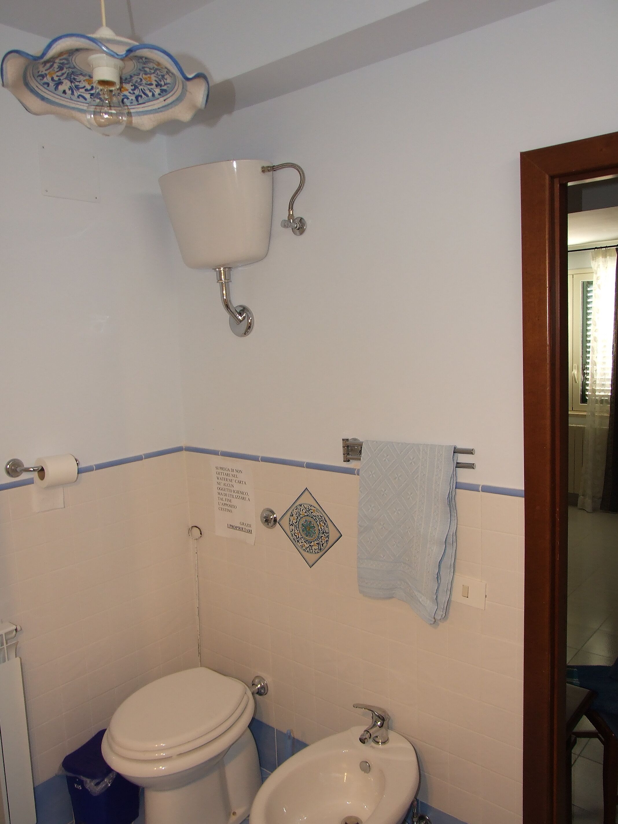Un bany amb vàter, bidet i rentapel.
