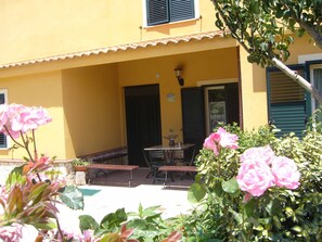 Outdoor dining - B&B S. ELIA suite GLICINE: ENCHANTING VILLA IMMERSED IN THE HISTORICAL PARK DUBIN (caltanissetta)