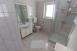 Douche, serviettes fournies, savon, papier toilette