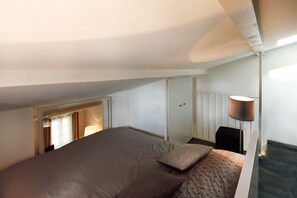 2 bedrooms, iron/ironing board, travel cot, free WiFi - Holiday in Arles: Apartment of the Antique Theatre 1 (Arles)