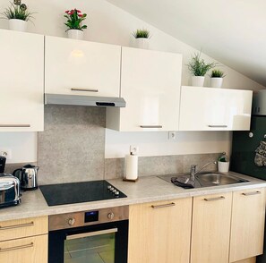 Fridge, microwave, oven, stovetop