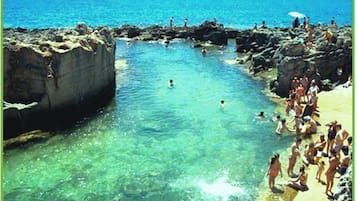 Una spiaggia nelle vicinanze, lettini da mare