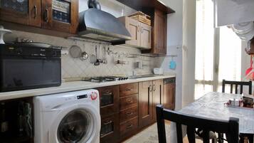 Réfrigérateur, micro-ondes, plaque de cuisson, lave-vaisselle