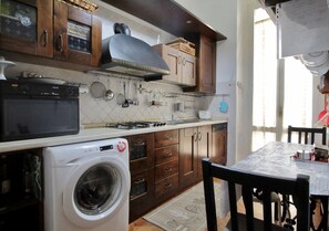 Fridge, microwave, stovetop, dishwasher - Milan: HOUSE WITH PRIVATE GARDEN AND PARKING  (Milano)