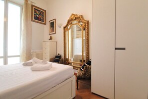 1 habitación, escritorio, tabla de planchar con plancha y wifi gratis 