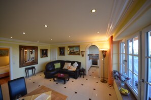 Fernseher, Kamin, Stereoanlage