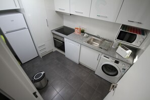 Frigorífico, microondas, horno y placa de cocina