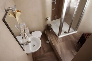 Ducha y bañera combinadas, secador de pelo, toallas y jabón