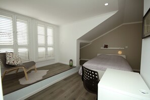 2 dormitorios, tabla de planchar con plancha, cuna de viaje