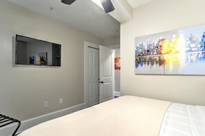 1 slaapkamer, een strijkplank/strijkijzer, gratis wifi, beddengoed