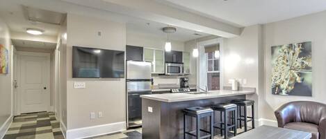 Réfrigérateur, micro-ondes, four, plaque de cuisson