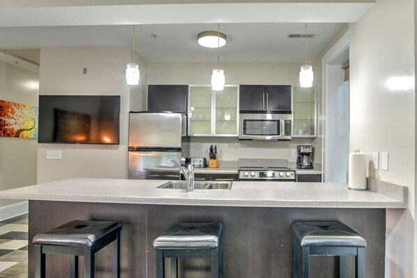 冷蔵庫、電子レンジ、オーブン、コンロ