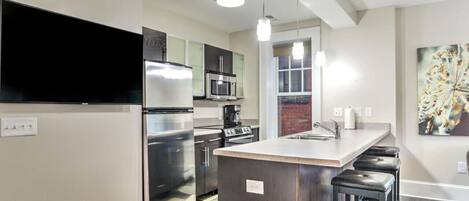 Een koelkast, een microgolfoven, een oven, een kookplaat