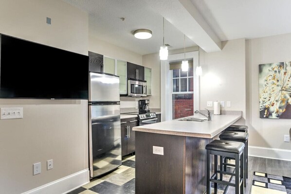 Een koelkast, een magnetron, een oven, een kookplaat