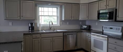 Een koelkast, een magnetron, een oven, een kookplaat