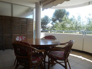 Outdoor dining - Apartment "Les Palmiers" with golf and swimming pool (Cannes)