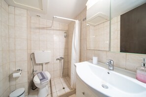 Badewanne, Haartrockner, Handtücher, Seife