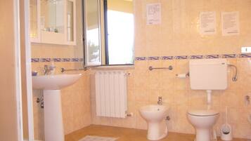 Dusche, Haartrockner, Bidet, Handtücher