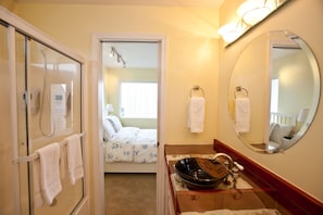 5 bedrooms - Bluffview Lodge - Oceanview, Located in the heart of Old Town - Stunning Views (Homer)