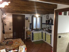 Refrigerador, microondas, placa de cocina, cafetera/tetera