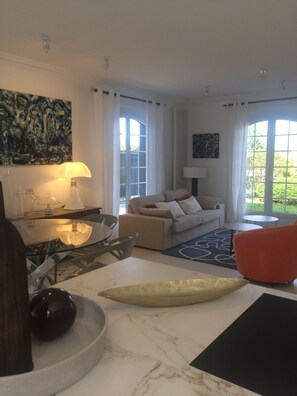 TV, fireplace, DVD player, books