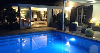 Maison familiale Climatisée Grand Standing avec piscine chauffée spa et sauna.