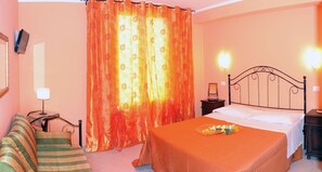 1 chambre, fer et planche à repasser, lit de bébé portatif