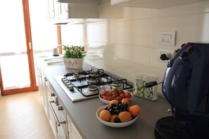 Réfrigérateur, un four, surface de cuisson, lave-vaisselle