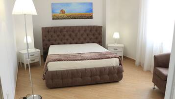 2 bedrooms, iron/ironing board, internet, bed sheets