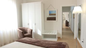 2 bedrooms, iron/ironing board, internet, bed sheets