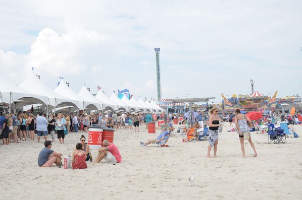 On the beach - Condo with Pool and walking distance to everything! (Seaside Heights)