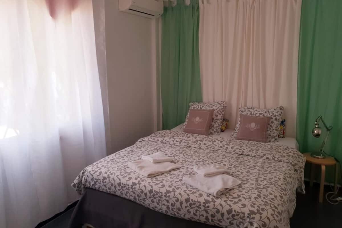 Estudio, Terraza (C4) | Decoración personalizada, muebles diferentes y cortinas blackout