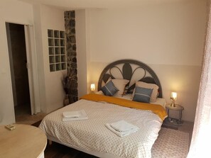 Junior Double Room (B2) | Individually decorated, individually furnished, blackout curtains - K.N.C.1601 (La Croix-Valmer)