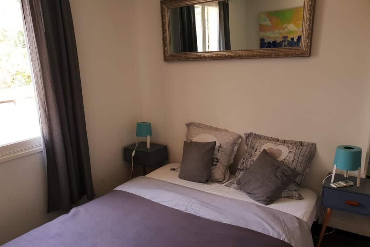 Habitación doble clásica (A2) | Decoración personalizada, muebles diferentes y cortinas blackout