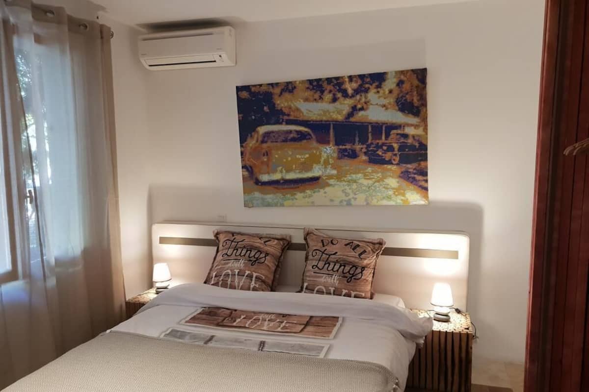 Habitación doble Confort, Terraza (A3) | Decoración personalizada, muebles diferentes y cortinas blackout