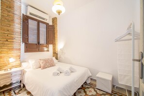 3 habitaciones, tabla de planchar con plancha y cuna de viaje 