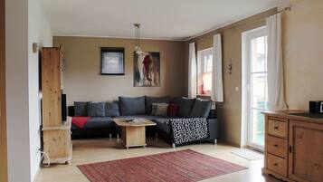 Fernseher, Tischfußball, Tischtennisplatte, Bücher