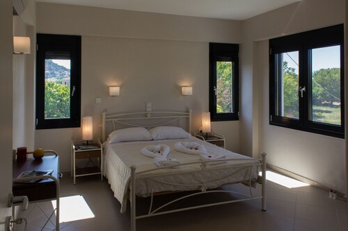 'Perivoli' House A, family friendly spring and summer holidays