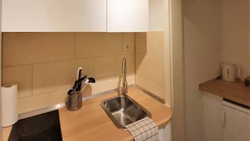 Réfrigérateur, micro-ondes, plaque de cuisson, cafetiÚre/bouilloire