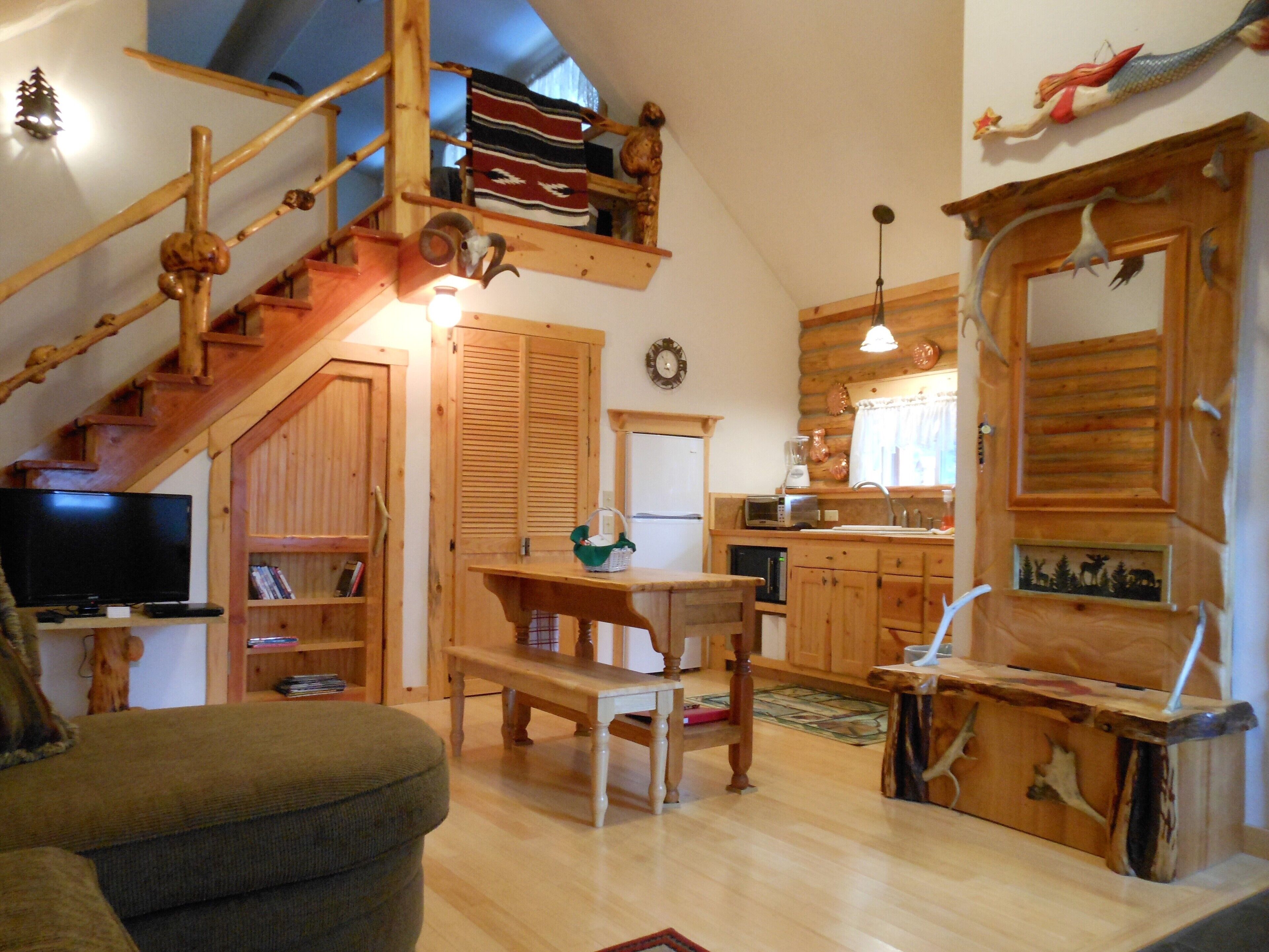 JBs Alaska Getaway Custom Log Cabin sleeps 6 