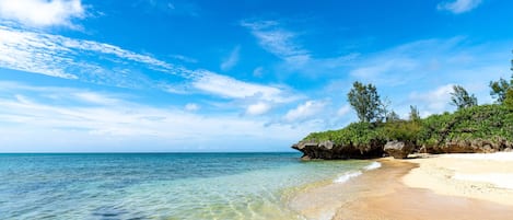 Beach nearby, white sand, beach towels
